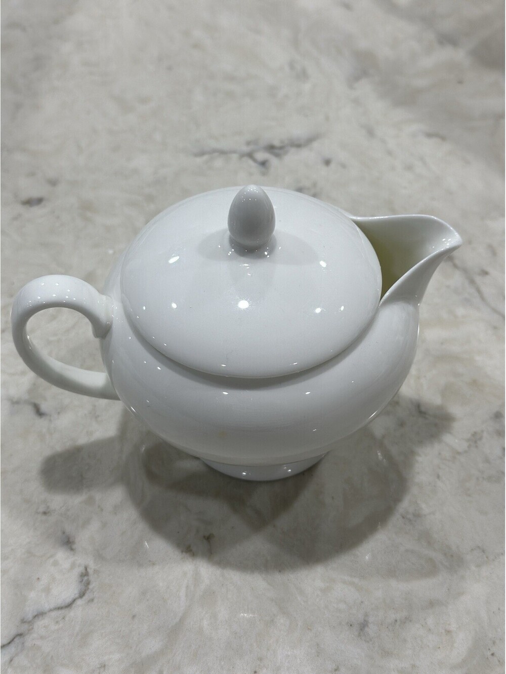 Wedgwood White covered sugar bowl crafted in the classic "Leigh" shape EUC